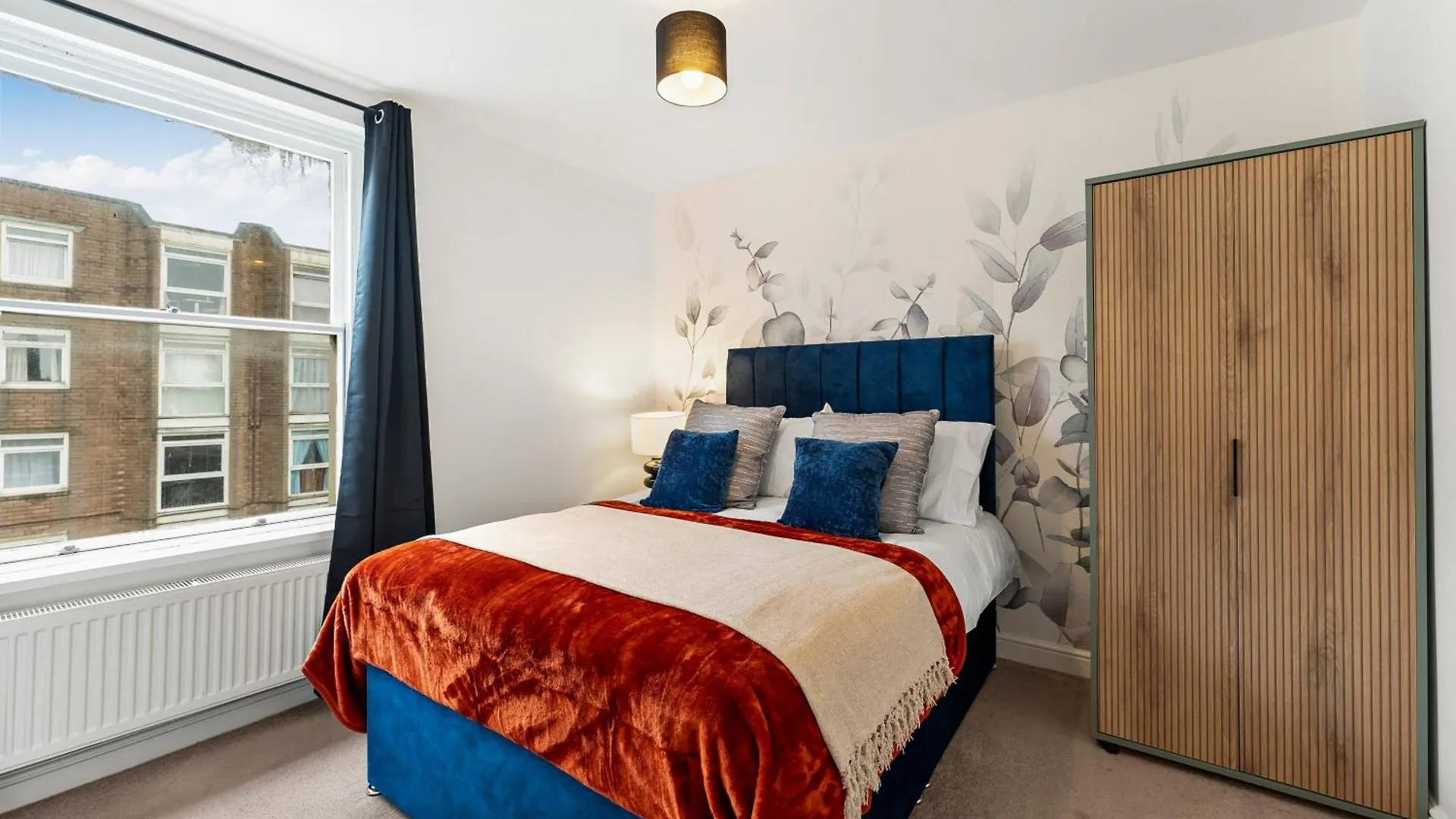 Stylish 3 Bed Flat In Brighton - Sleeps 8 contacts