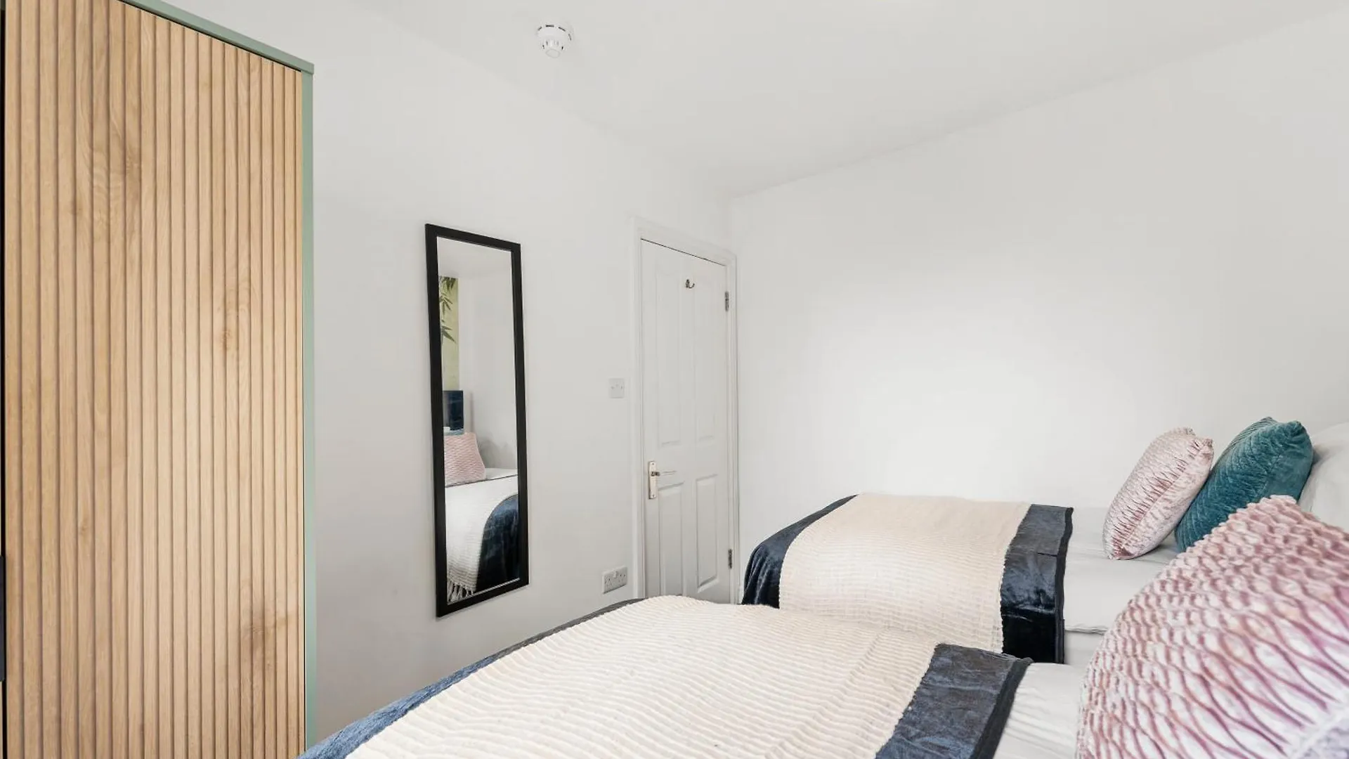 Stylish 3 Bed Flat In Brighton - Sleeps 8 Apartment 0*,